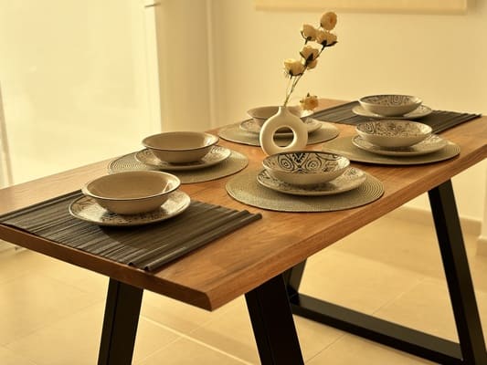 Limpiar una mesa de madera